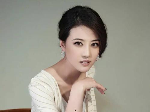 高发际线明星赵雅芝,高发际线下的优雅传奇