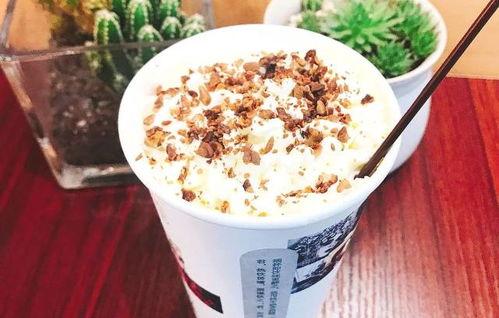 手拿奶茶照片,尽享悠闲时光